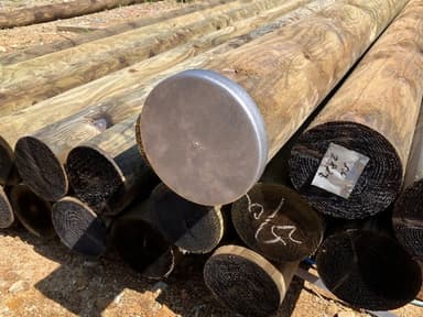 木杭先端部を鋼製の部材で保護