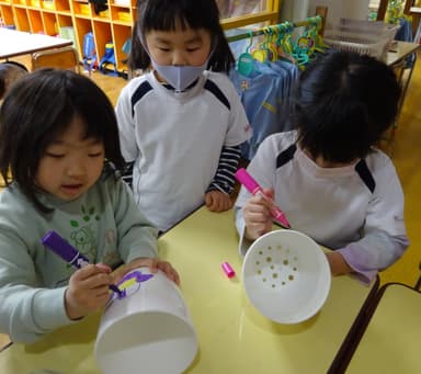 オリジナル鉢に思い思いの絵を描く園児たち