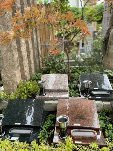 4色の墓石を配置