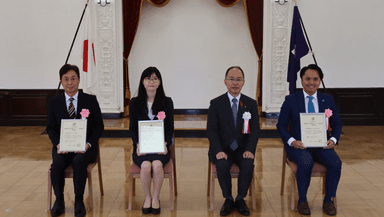 令和7年度群馬県多文化共創カンパニー認証書授与式(写真右から2人目：群馬県副知事 大塚康裕 氏、左から2人目：株式会社積善館 代表取締役 黒澤百合恵)