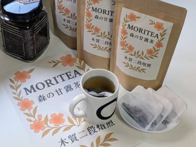 広葉樹を原料とする「MORITEA(モリティ)　森の甘露茶」。木質のバニラ香を引き出した新しいお茶