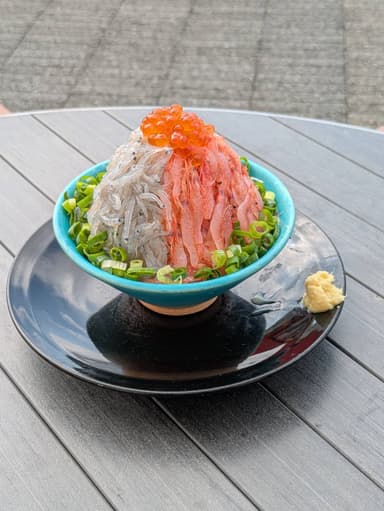 「静岡頂上丼」～生桜えび・生しらす～