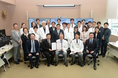 認証授与写真（2）亀田総合病院の病院スタッフの皆様