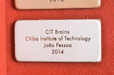 ケースにつけられた受賞チームのレザーパッチ