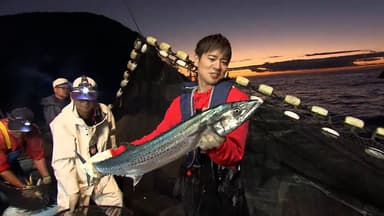 魚を持ち上げる辻本達規(BOYS AND MEN)