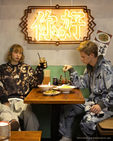 左)GIZMO SWEATS ￥19&#44;800／右) SMOKEY GIZMO HOODIES ￥36&#44;850、SMOKEY GIZMO BOTTOMS ￥36&#44;850(全て税込)