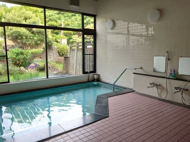 宿泊施設内の大浴場が利用可能。寒いアウトドア体験からあたたかお風呂を楽しめます