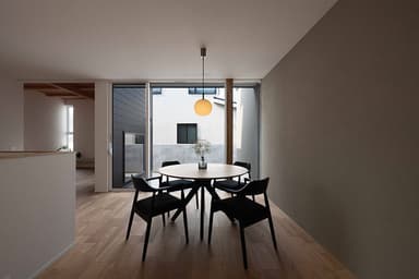 室内からプライベートデッキを望む(昼)