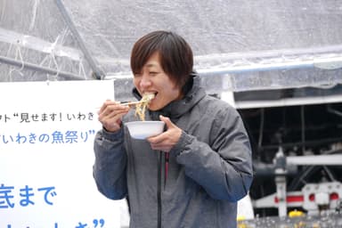 「いわきの浜のおやじ鍋」をほお張るしずちゃん