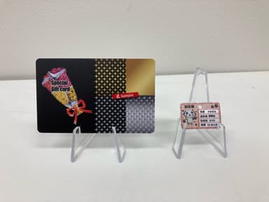 一般的なカードサイズ(左)とミニサイズ(右)の比較