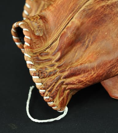 細部までこだわった本革グローブ