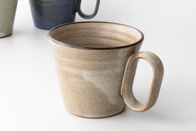 木灰や藁灰を原料にした釉薬を使用。素朴で温かみのある風合いが特徴。