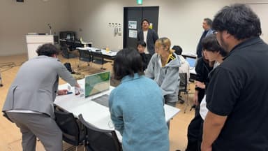 講師からアドバイスを受けながらコードを作成している様子