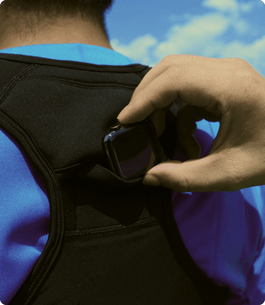 ベストの背中にアップルウォッチを入れるシーン