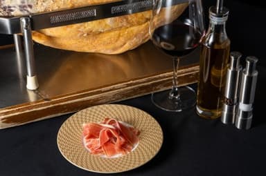 バー利用も可能。生ハム食べ放題サービスが嬉しい