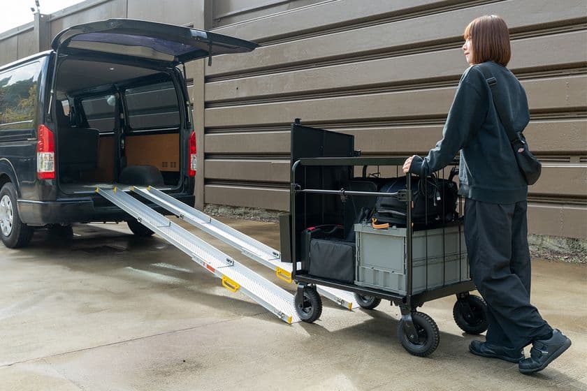 少人数ロケの新定番！搬入・搬出を一人で完結する
機材運搬台車「クロウディセット」登場