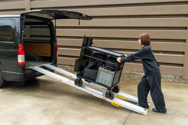 機材を載せたまま積み下ろしが可能に