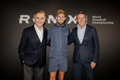 (左から)Technogym創業者兼CEO ネリオ・アレッサンドリ、2025年世界陸上選手権男子10&#44;000m金メダリスト ジミー・グレシエ選手(仏)、世界陸連 セバスチャン・コー会長