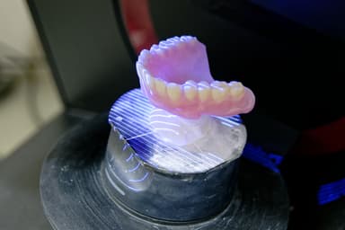 入れ歯の形状データ読み込み中