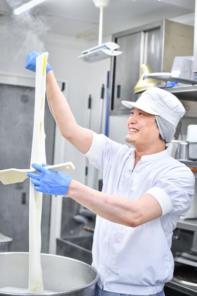 モッツァレラ製造実演