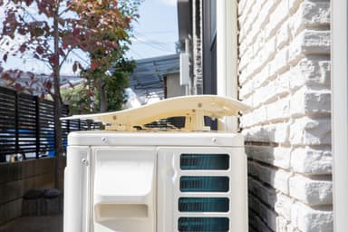 脚付きで通気性アップ