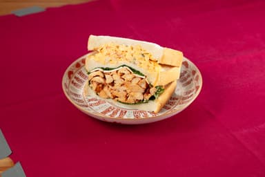 【手づくりのデリとパン cafe cocona】「よだれ鶏と中華オムレツのサンド～パクチー香るアジアン仕立て～」