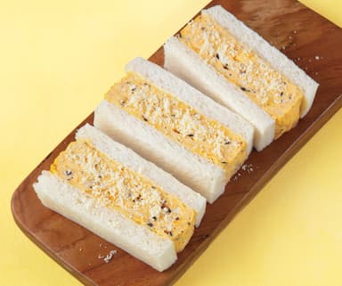 【kakko】「厚焼たまごサンド(黒トリュフ＆チーズ)」