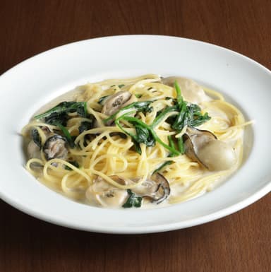 牡蠣とほうれん草のクリームパスタ