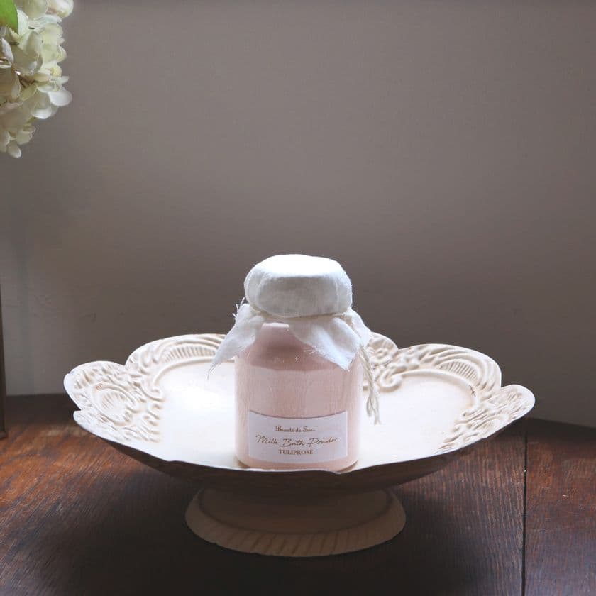 まろやかなお湯と幸福感あふれる香りで、癒しのホリデータイムを。
新商品「ミルクバスパウダー」他、人気のボディケアアイテムと
バスグッズを詰め込んだ3種のクリスマスコフレが登場