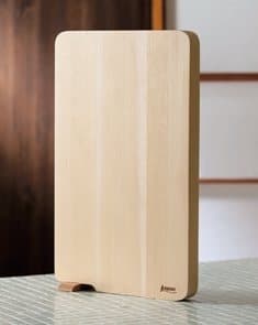 自立する青森ヒバのまな板