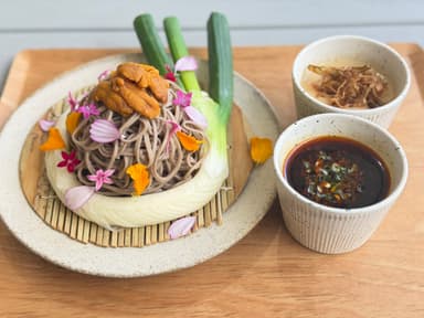 深谷ねぎ1本！雲丹つけ蕎麦「ねぎのポタージュとラー油つけ SOBA」