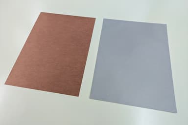 「三次元不織布集電体」(左：銅メタライズ品、右：アルミメタライズ品)