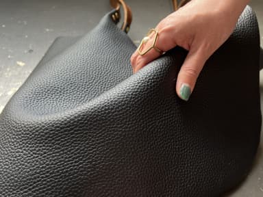 傷や汚れに強い革です