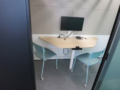 対面向けの会議室に加え、少人数での打ち合わせやオンライン会議に最適な会議室を設置