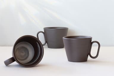 素材の表情を生かした「無地」と、内側に白釉を施した「中白」の2種を展開。それぞれ異なる趣を楽しめます。