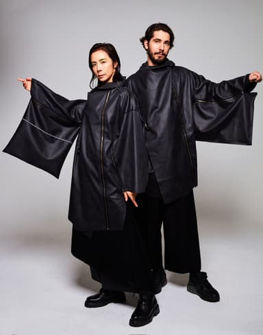 コートストール［登録意匠］＋キモノ袖になるクッションカバー［登録意匠］着用イメージ