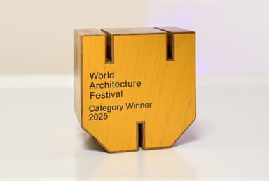 受賞トロフィー