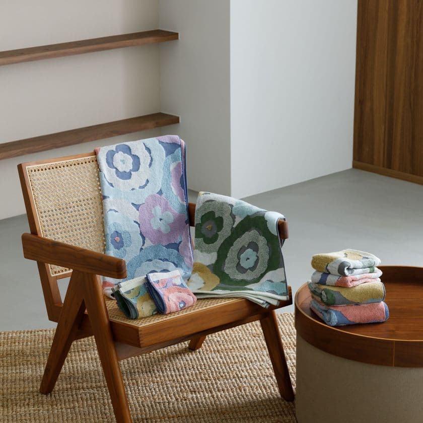 多彩な花柄を美しく表現、多色ジャガード技術を生かした
今治タオル「モニ」シリーズからハンドタオルが登場！