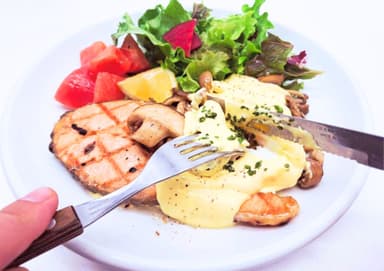 グリルサーモンプレート～エッグベネディクト仕立て～