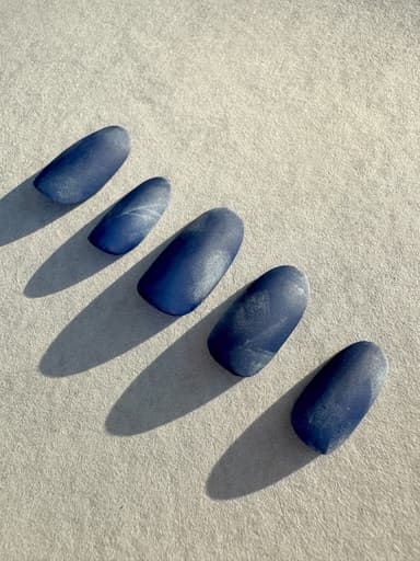 “NY Minimal” を表現するネイルアート