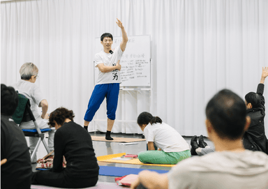 【がんばらない筋トレ】創始者　鈴木亮司