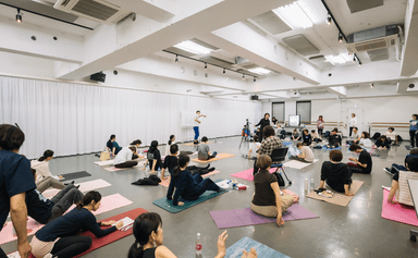 100歳まで歩ける身体を作るレッスン風景