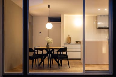 プライベートデッキからダイニングキッチンを見る