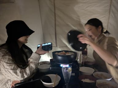 こたつで鍋を囲んで