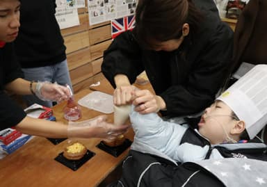 シュークリームデコレーション体験に参加する医療的ケア児のご家族