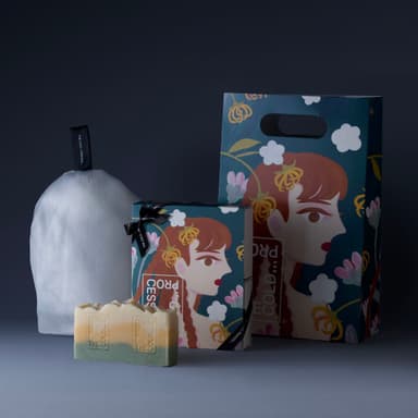 ジャスミン＆イランイランのソープバーと、ポケット付きの6層泡立てネットをセットに。