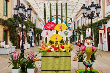 テーマパークの華やかな門松