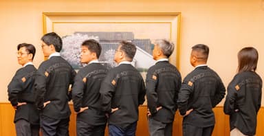 モノリスのユニフォームを着て