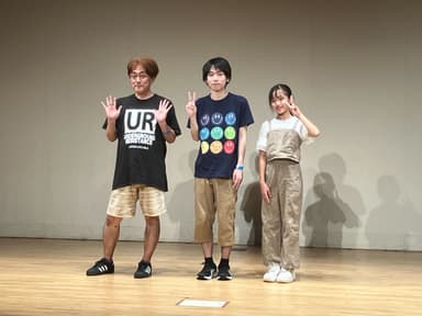 左から、小林でび監督、塩澤空さん、横須賀京香さん