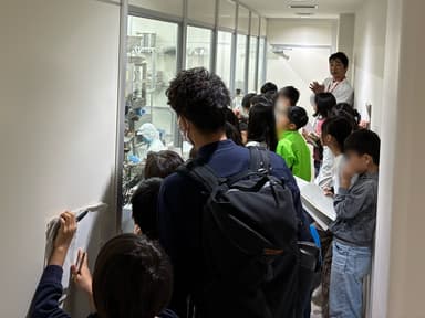 製造工程を熱心に見学する子どもたち